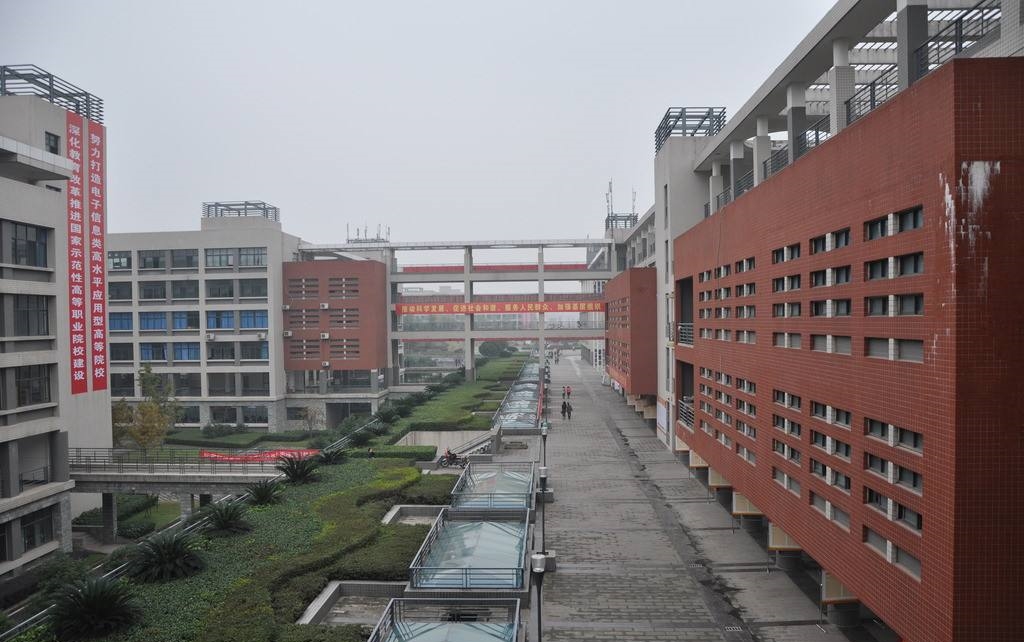 外墻泛堿的原因是什么？軟瓷磚能夠解決嗎？